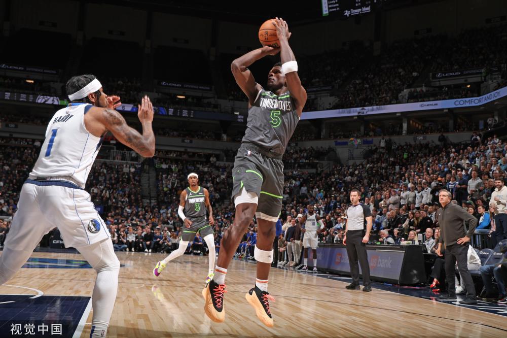 从贫民窟少年到世界之巅 维尼修斯荣膺世界足球先生.